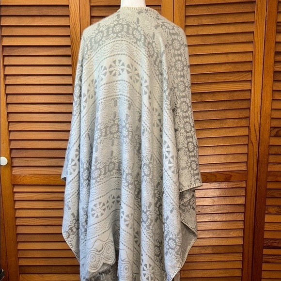 Signature Collection Elegant Gray Patterned Shawl - Picture 5 of 6